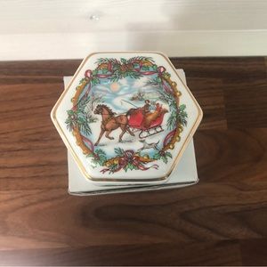 Vintage 1988 Heritage House music box